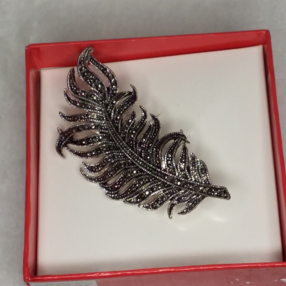 Fashion Brooch Silver Tone Feather